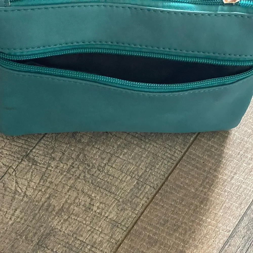 New In Packaging! Green Clutch with Gold Detail. Perfect Formal Accessory!